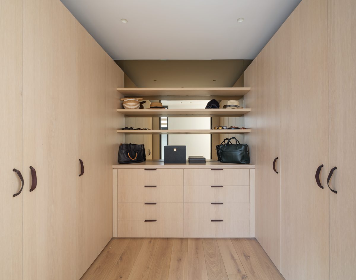 Dressing room in white oak